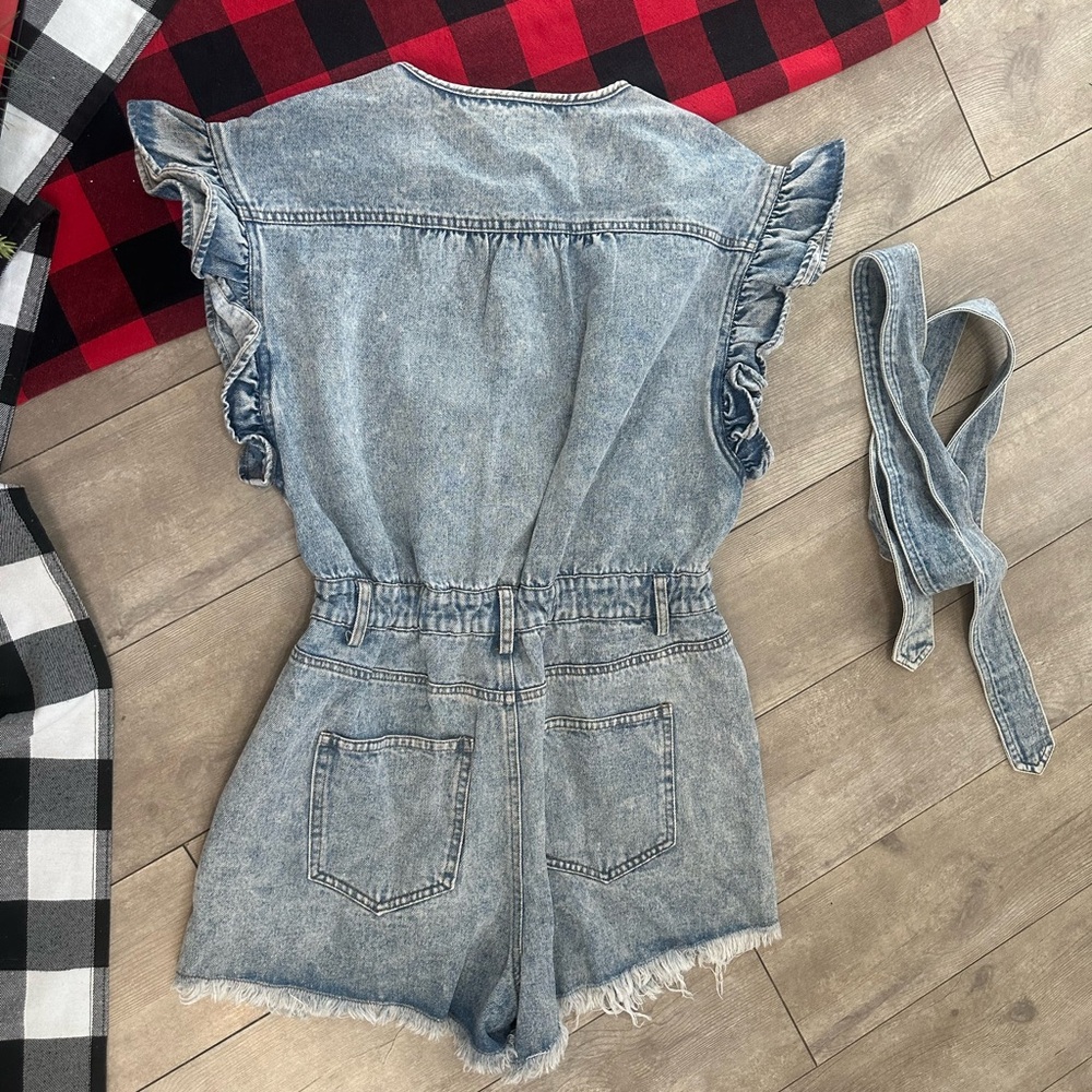 New BiBi Ruffled Distressed Denim Romper Ruffle Sleeve Romper Size Small - Picture 9 of 16